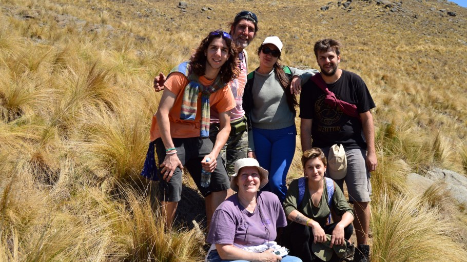 Paseando por el Cerro Áspero nos encontramos con estos chicos que iban a Pueblo Escondido.